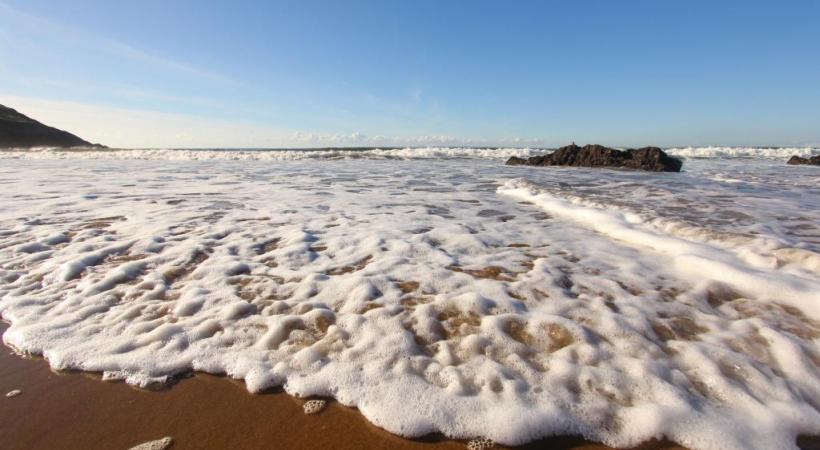 Longer la côte permet de découvrir des paysages époustouflants. PIXABAY