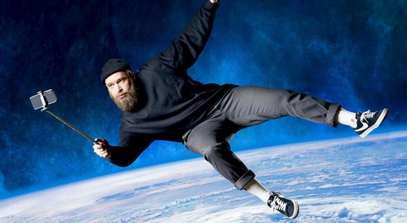 Pour sa première aventure scénique, l’humoriste s’attaque au sens de la vie. DR