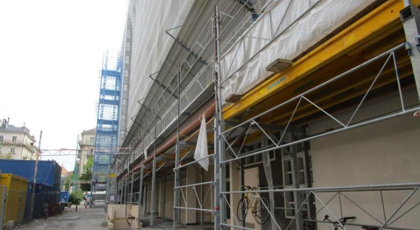 Depuis que l’immeuble à la Jonction est en travaux, les allées sont devenues des dépotoirs. DR