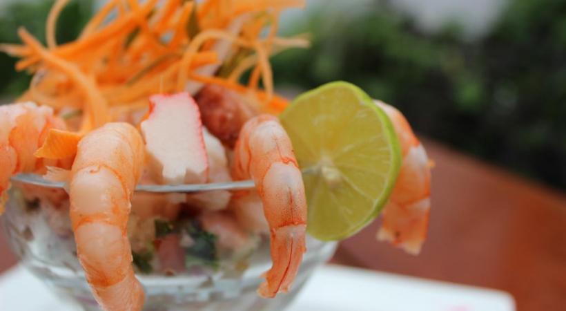 Une salade aux crevettes, ça en jette et c'est célicieux. PIXABAY