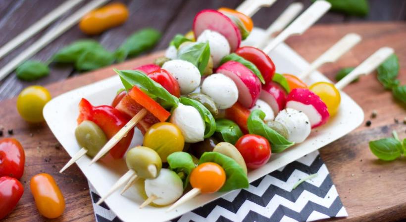 Quelques tomates cerise, un peu de radis, de la mozzarella et du basilic. Simple et savoureux, PIXABAY