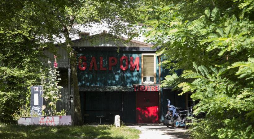 Le Galpon est niché dans un lieu bucolique au pied du Bois-de-la-Bâtie. DR