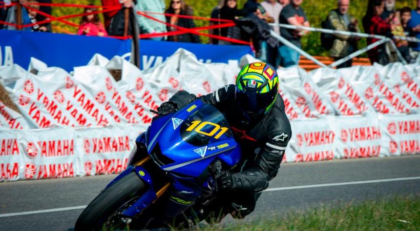Les motards enchaînent les lacets de la route reliant le barrage à la route du Mandement. STéPHANE CHOLLET