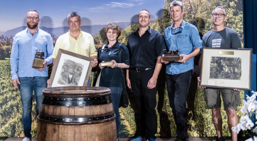 Bernard Cruz (à gauche) en compagnie d’autres lauréats. ANNA PIZZOLANTE