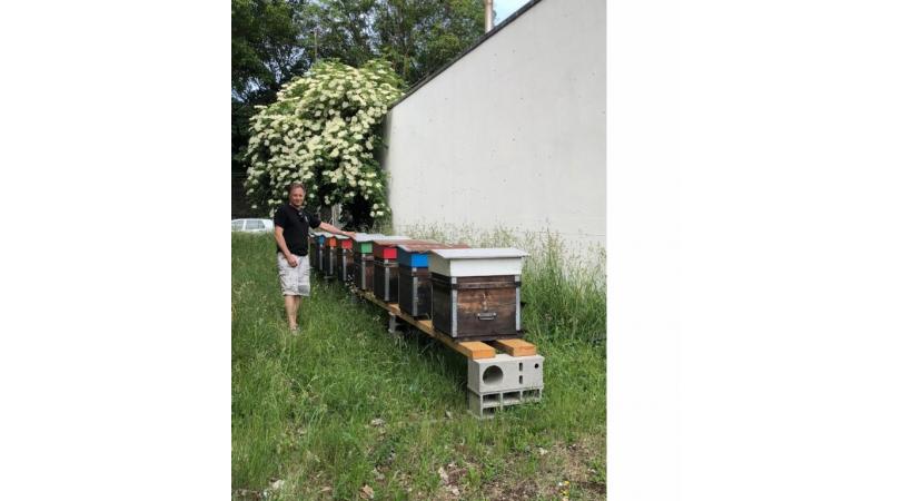 Serge devant ses ruches de la caserne des Vernets. DR