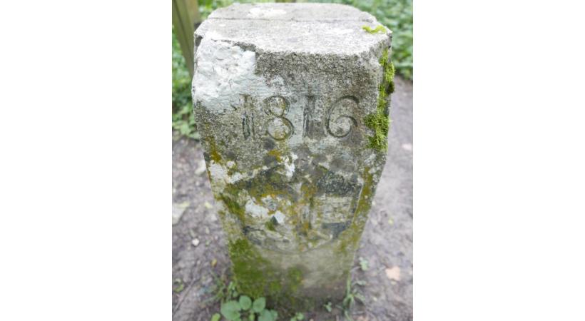  Une des bornes frontière datant de 1816.