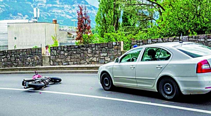 La moto des braqueurs couchée sur la route du Bout-du-Monde. DR
