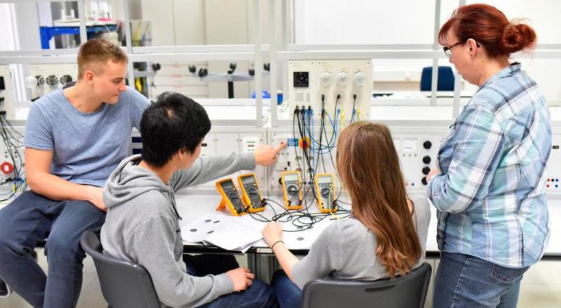 Différents pôles de formation professionnelle seront proposés. 123RF