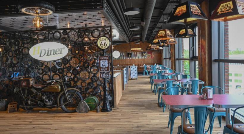 Le restaurant et le bar au décor très américain au 4e étage d’un immeuble de la route des Jeunes. CHRISTIAN BONZON