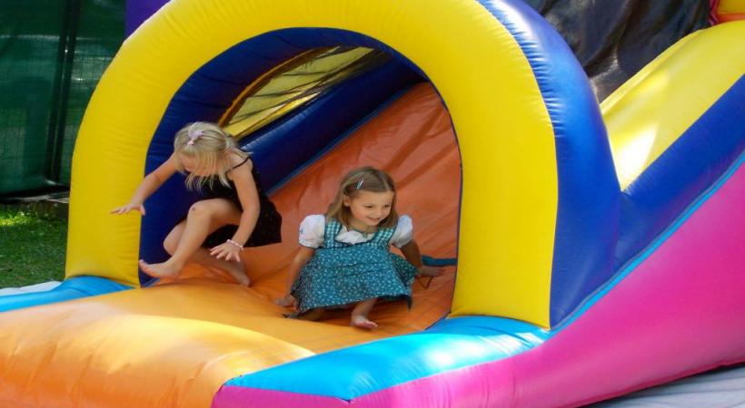Les enfants vont s’en donner à cœur joie sur les structures moelleuses du Blow Up Festival. PXHERE