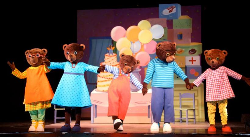 Le spectacle met en scène Petit Ours Brun et ses joyeux compères. DR