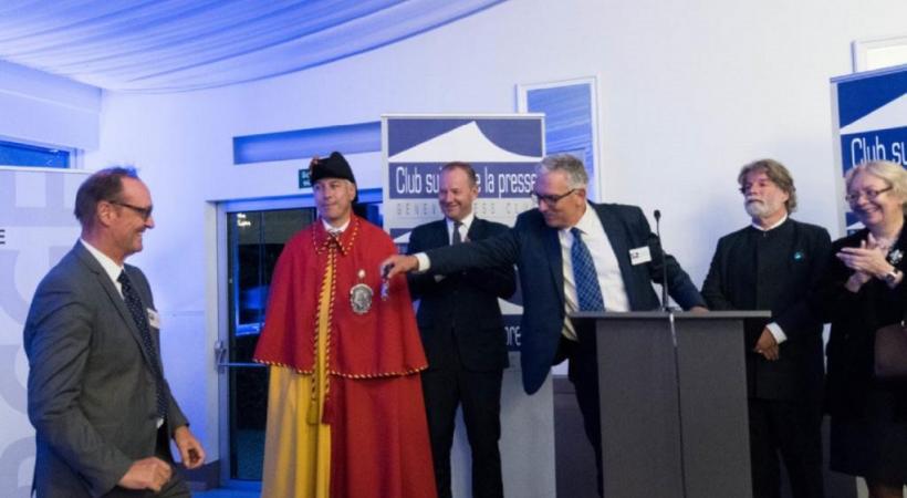 Le nouveau directeur exécutif du Club suisse de la presse, Pierre Ruetschi, ex-rédacteur en chef de la «Tribune de Genève» (à gauche), se voit remettre les clés par l’ancien Guy Mettan. ORBISSWISS