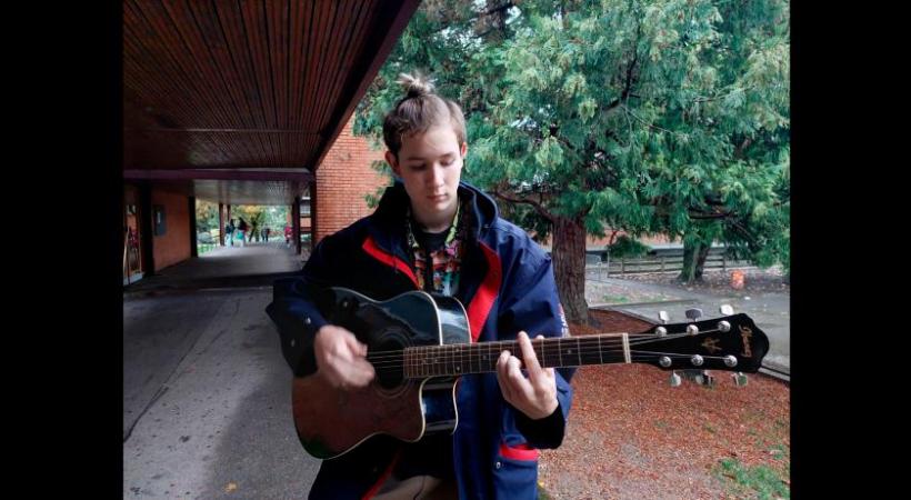 Le jeune chanteur Daniel Pervushin s’entraîne pour la finale du Swiss Voice Tour. TR