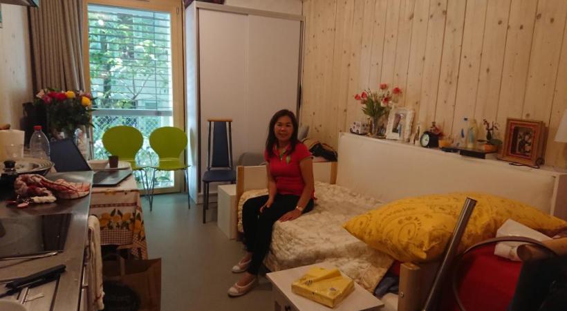 Catherine, une Philippine, a enfin une adresse qui lui permet de toucher des aides sociales