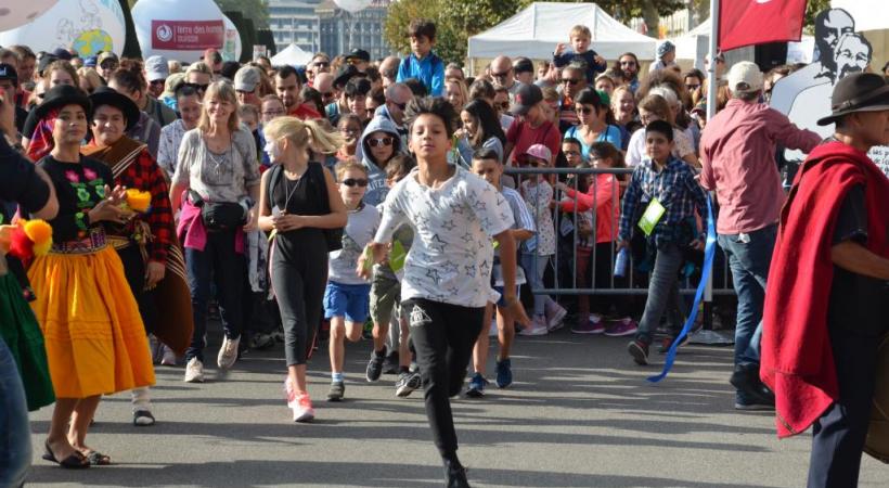 Organisée chaque année en octobre, la course attire la foule sur le quai du Mont-Blanc.