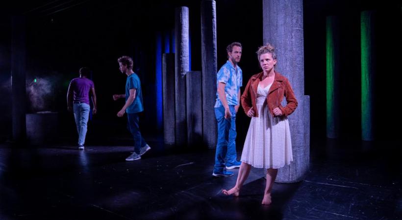 Le présent des personnages se mêle à leur adolescence passée. ARIANE CATTONN BALABEAU