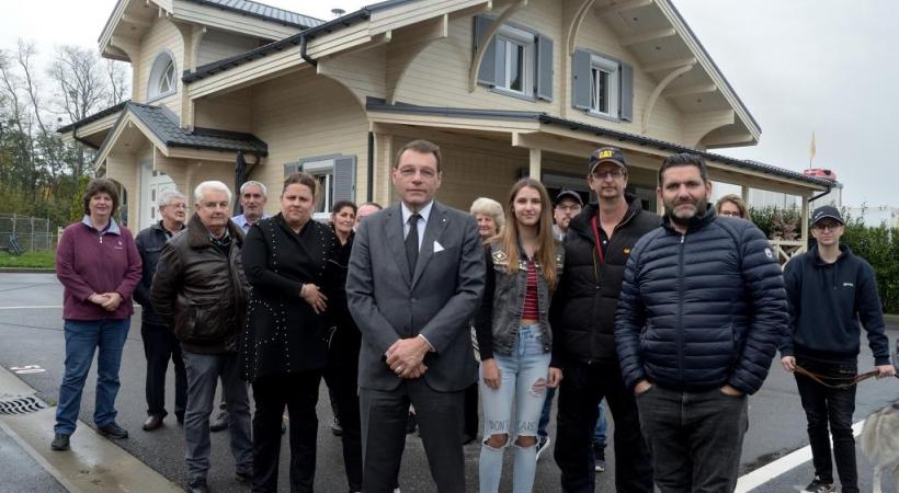 Les forains devant le chalet des époux Walder sur le site de la Bécassière, à Versoix. Au milieu, le député Christo Ivanov. STéPHANE CHOLLET