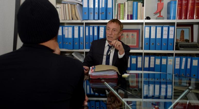 «Je n’arrive pas à me projeter dans l’avenir», réagit Jules (de dos). Son avocat, Me Robert Assaël met en avant le traumatisme psychologique de son client. STEPHANE CHOLLET