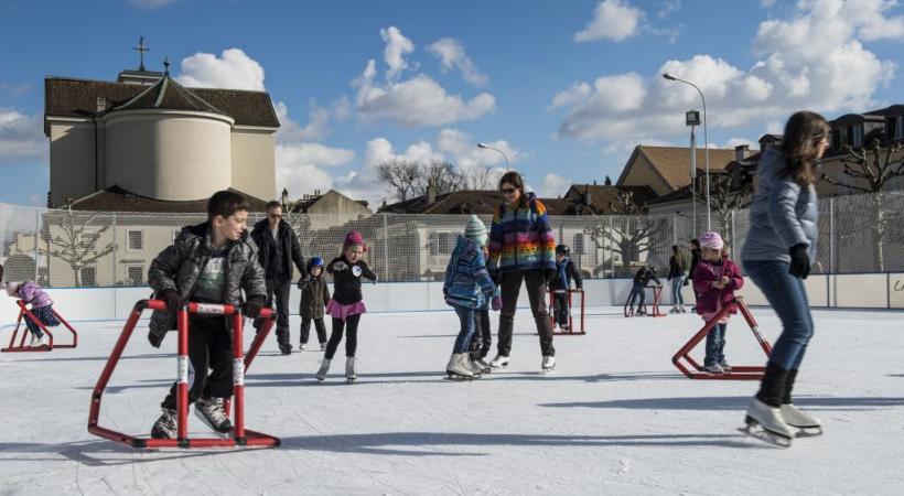 Chaque hiver, la place de la Sardaigne accueille une patinoire qui fait le bonheur des Carougeois. LORIS VON SIEBENTHAL