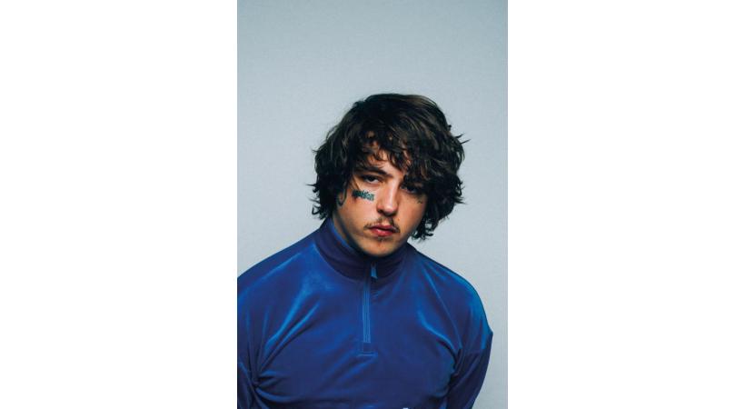 Le jeune artiste garde les stigmates de son passé douloureux. 