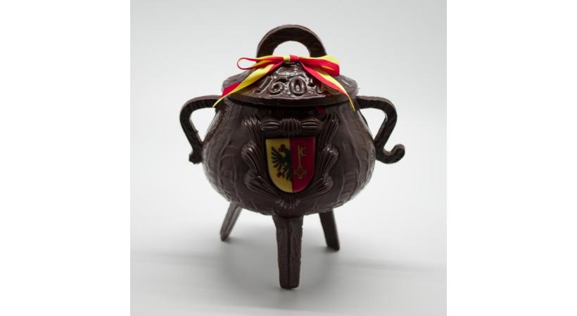 Les enfants aiment l’Escalade pour la marmite en chocolat. 