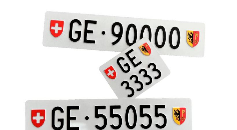 Trois des seize plaques d’immatriculation mises en vente. DR