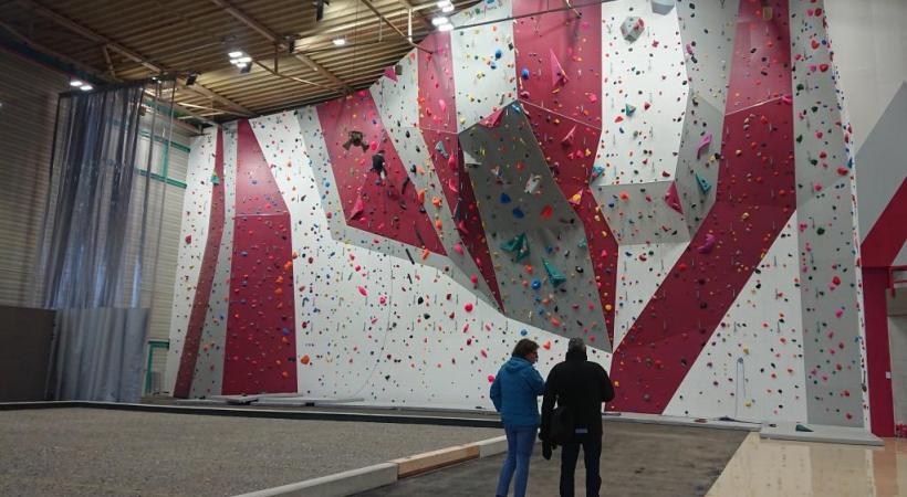 Le mur d’escalade est la star incontestée du Centre sportif de la Queue-d’Arve. MARIE PRIEUR