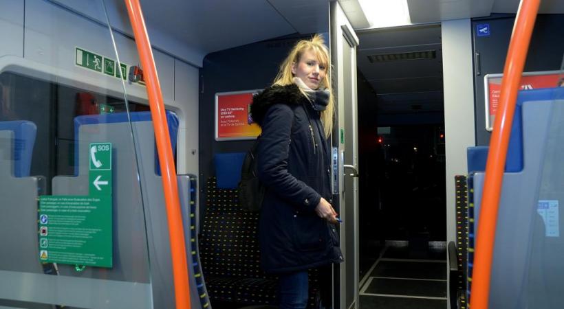 Magali Violet était la troisième femme mécano à Genève. Elle est  aux manettes des trains