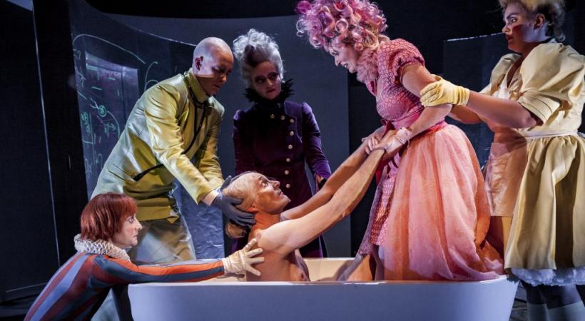 La pièce s’apparente à l’étrange et fabuleuse chronique d’une mort annoncée. ALAN HUMEROSE