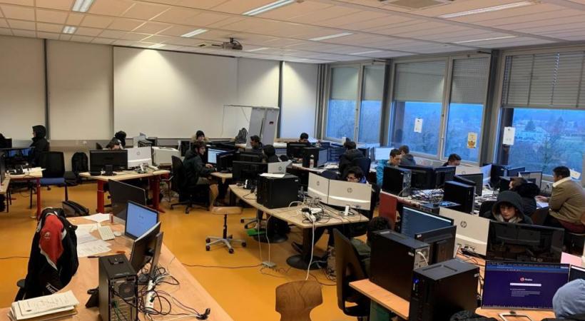 Avec une température avoisinant les 17 degrés, les apprentis de deux classes ont été rassemblés certains jours dans une même classe . DR