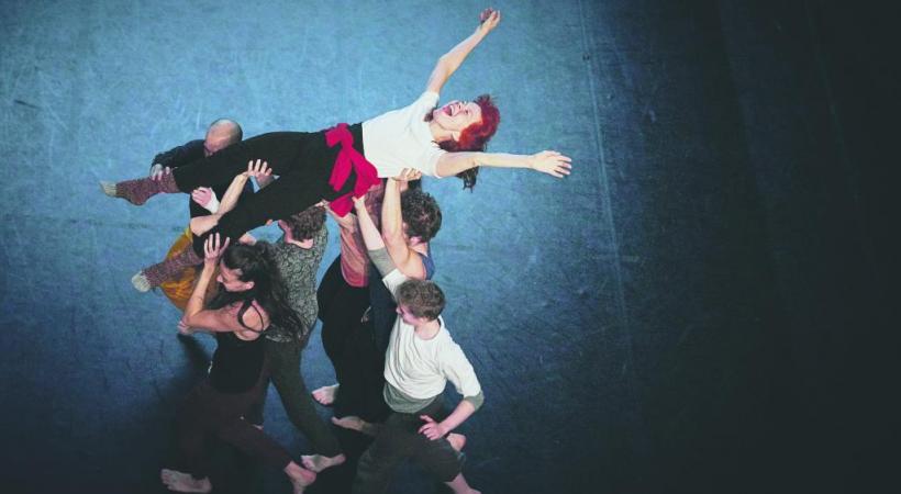 Sur la scène d’«Un furieux désir de bonheur», les mots, la partition musicale et les gestes chorégraphiques se font écho. CHRISTOPHE RAYNAUD