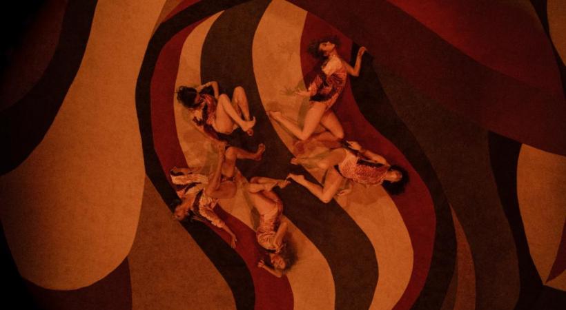 Sur scène, les artistes partent à la recherche de leur énergie enfouie. DR