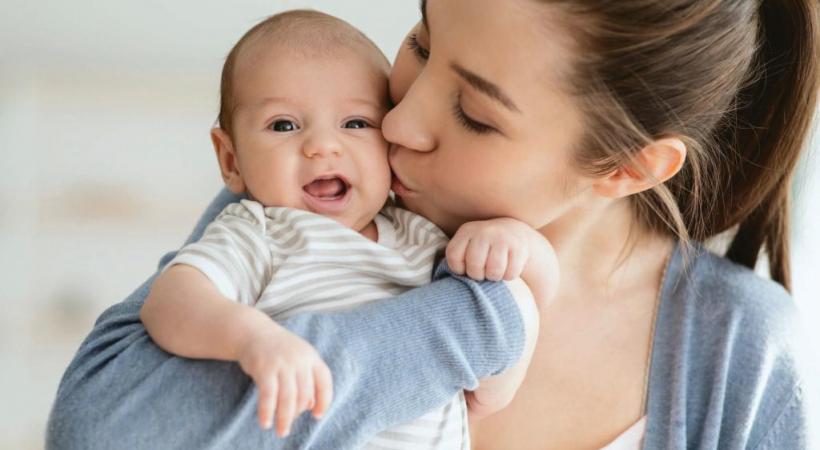 Les jeunes parents sont au centre de l’attention du salon. 123RF