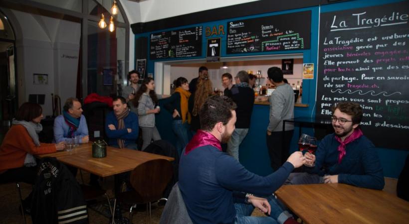 L’actuelle buvette transformée en bar sera gérée par des étudiants.