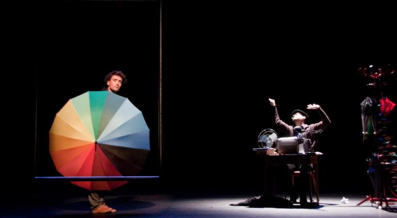 Sur scène, les parapluies prennent vie pour le plus grand bonheur des spectateurs. 