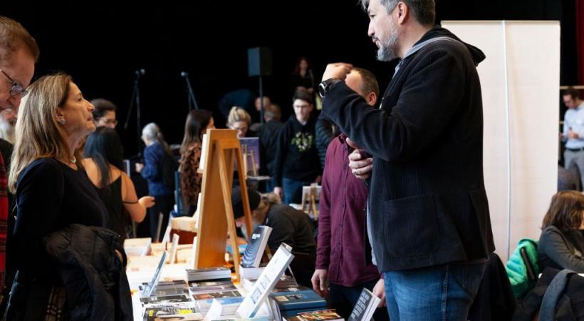 La manifestation rassemble de nombreux auteurs et draine un large public. ALEXANDRE REGAD