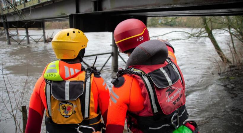 Malgré les changements opérationnels, les interventions se poursuivent. Ici, des pompiers vérifient les bords de l’Arve en crue lundi 3 février. STéPHANE CHOLLET