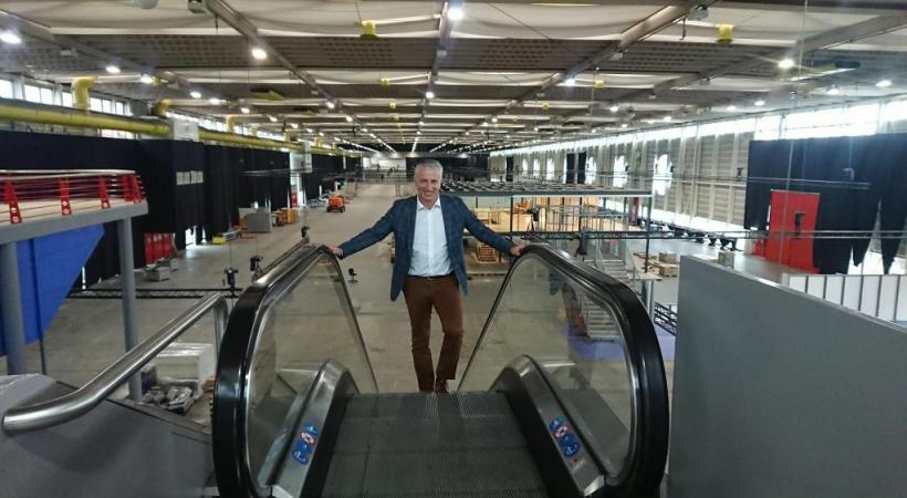 Le directeur du Geneva International Motor Show, Olivier Rihs, devant le futur circuit  de 456 m. qui permettra aux visiteurs de tester les véhicules électriques ou au gaz naturel. MP