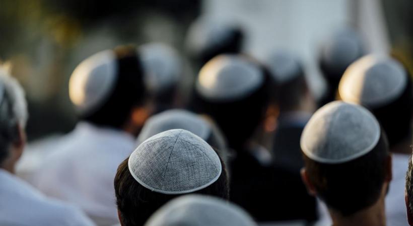 Kippas portées lors d’un mariage. «Il faut éduquer à refuser la banalisation» de l’antisémitisme, suggère Joël Herzog, président de la section genevoise de l’Association Suisse-Israël. 123RF/BORISKU