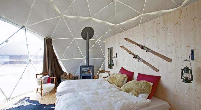 Le village de glace de Québec change chaque hiver de thématique. A Kemi (Finlande), les visiteurs peuvent loger au château de glace. Une chapelle de conte de fées à Lainio (Finlande). 