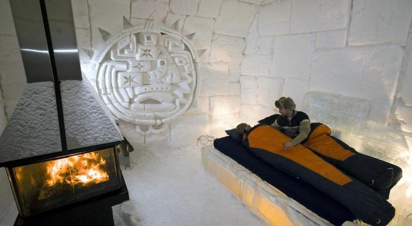 Le village de glace de Québec change chaque hiver de thématique. A Kemi (Finlande), les visiteurs peuvent loger au château de glace. Une chapelle de conte de fées à Lainio (Finlande). 