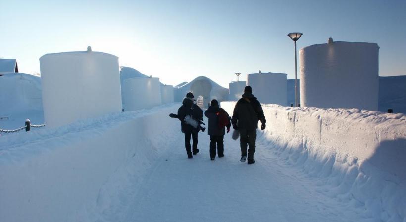 Le village de glace de Québec change chaque hiver de thématique. A Kemi (Finlande), les visiteurs peuvent loger au château de glace. Une chapelle de conte de fées à Lainio (Finlande). 