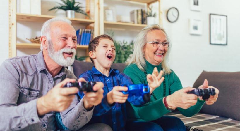 Jouer avec ses petits enfants contribue à maintenir un lien essentiel. 123RF/ JOVAN MANDIC  
