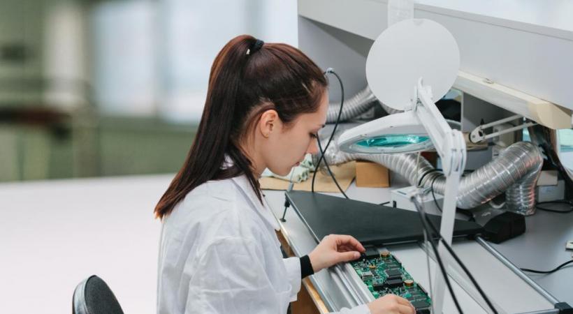 L’étude de l’OCDE recommande de fournir aux écoliers le plus tôt possible une image complète du monde du travail. 123RF/FRANZ12