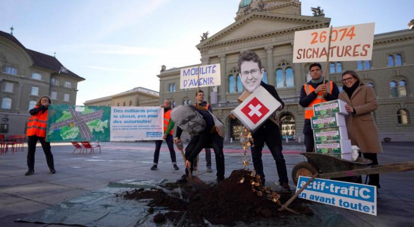 Les militants d’actif-trafiC ont symboliquement enterré des pièces d’or devant le Palais fédéral pour dénoncer le financement des autoroutes. MARTIN BICHSEL