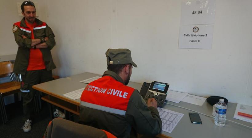 Au standard, Vincent répond au téléphone sous le regard du premier-lieutenant Vincent Buclin. MARIE PRIEUR