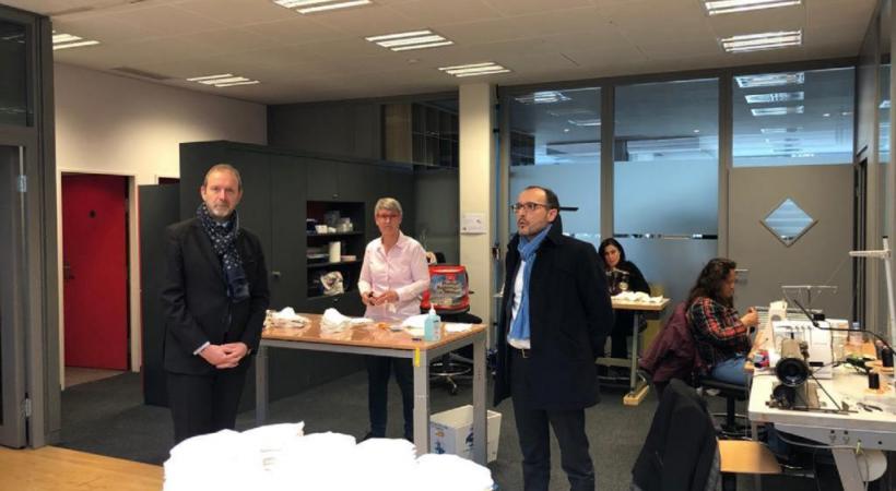 Le conseiller d’Etat Thierry Apothéloz a visité, le 27 mars, les ateliers de l’entreprise sociale privée PRO, qui s’est attelée à fabriquer des masques de protection. DR