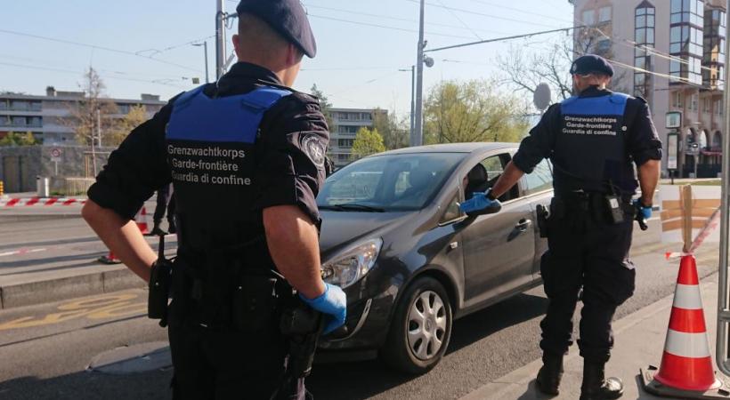 Les voitures, systématiquement contrôlées, franchissent la douane au compte-gouttes. 