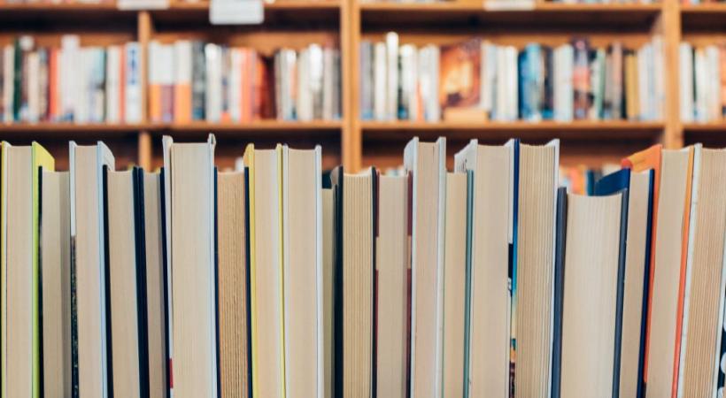 Le confinement invite à la lecture, mais les ventes de livres sont en chute libre. UNSPLASH