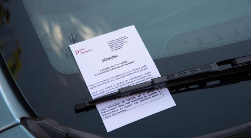 Pour l’heure, les contractuels déposent des flyers informatifs sur les pare-brise. STéPHANE CHOLLET